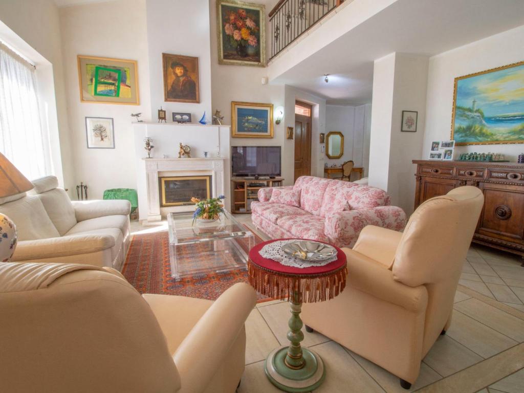 un salon avec des canapés et une cheminée dans l'établissement Villa La Danza by Interhome, à Zampani