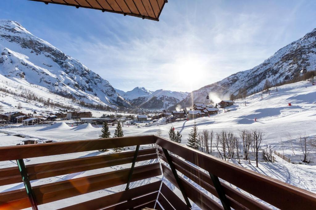 - un balcon avec vue sur une station de ski dotée de montagnes enneigées dans l'établissement Le Santel 199, à Val dʼIsère