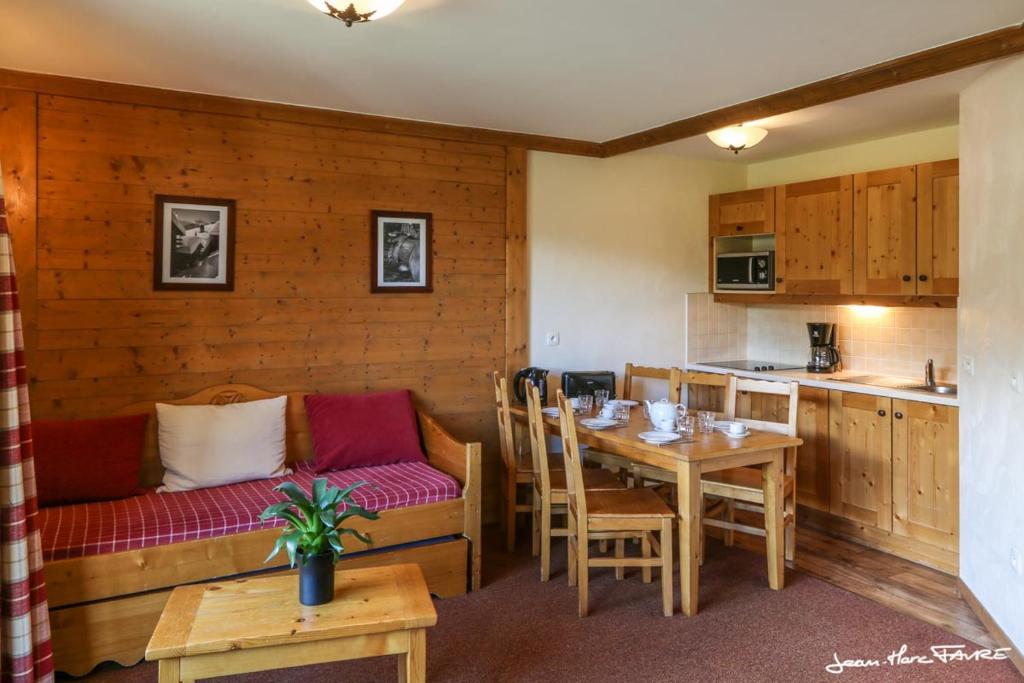 un salon avec un canapé et une table dans l'établissement Les Alpages De Val Cenis, à Lanslebourg-Mont-Cenis