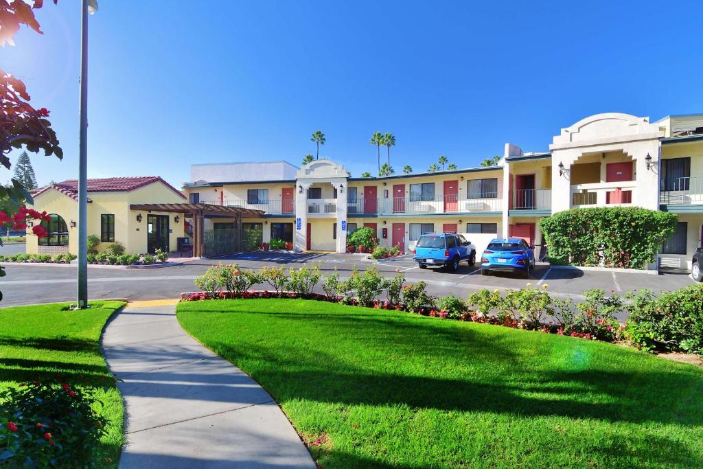 Lamplighter Inn & Suites at SDSU Image