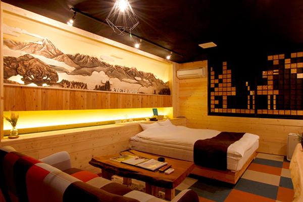 une chambre avec un lit, une table et des chaises dans l'établissement PrincessPrincessAzumino, à Azumino