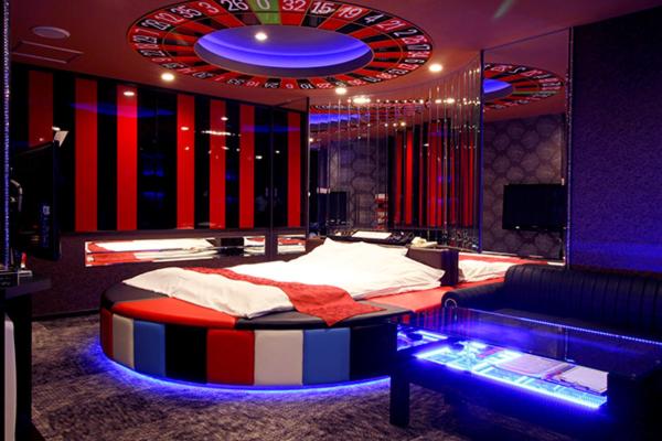 une chambre avec un lit, un canapé et une table dans l'établissement PrincessPrincessAzumino, à Azumino