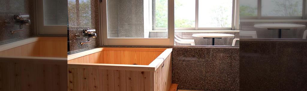 une pièce avec une baignoire avec une table et une fenêtre dans l'établissement PrincessPrincessAzumino, à Azumino