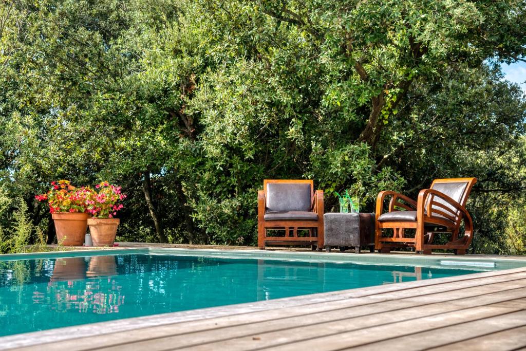 un groupe de chaises assises à côté d'une piscine dans l'établissement Glamping Tent Joy, à Vélieux 16 autres photos