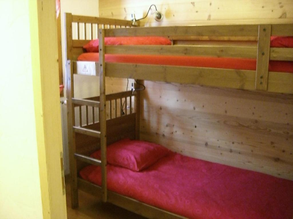 un lit superposé dans une chambre avec deux lits superposés dans l'établissement Appartement Claparelle - Les 2 Alpes, à Les Deux Alpes