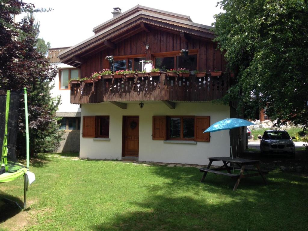 Cette maison dispose d'un balcon, d'une table et d'un parasol. dans l'établissement Appartement Claparelle - Les 2 Alpes, à Les Deux Alpes