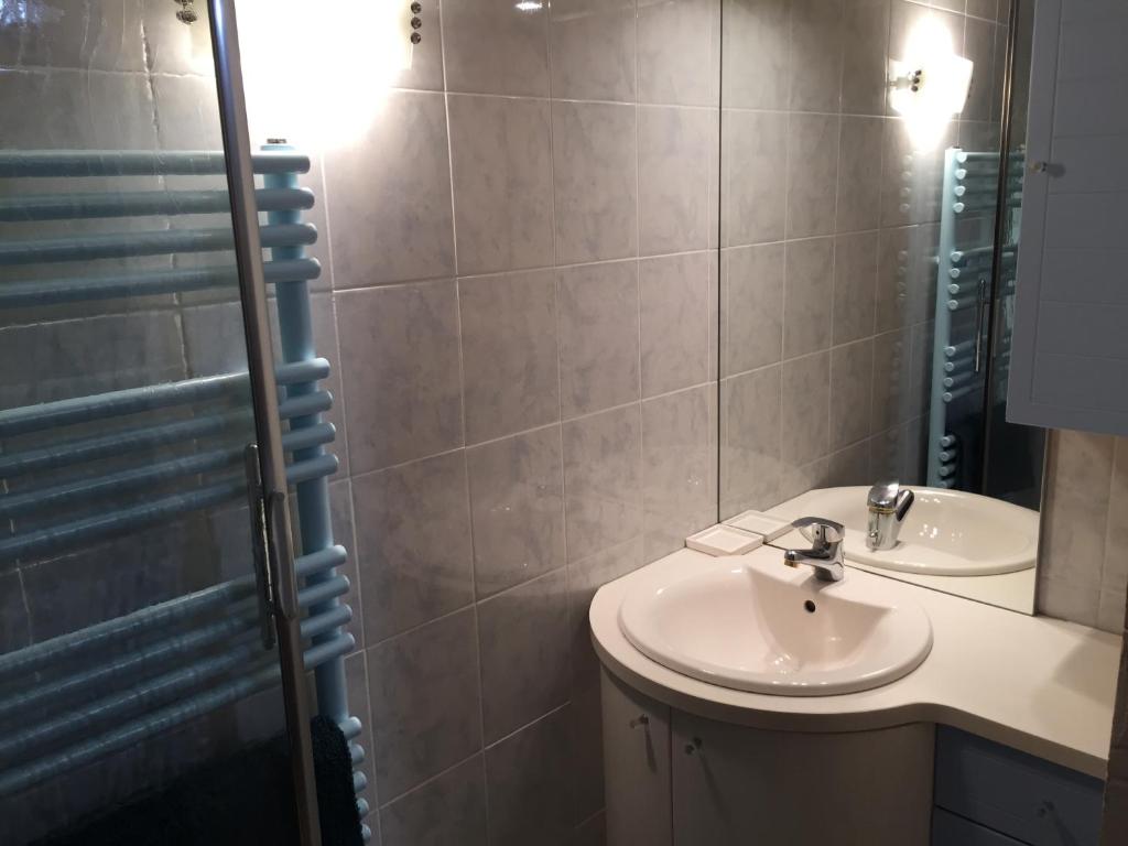 une salle de bain avec un lavabo et un miroir dans l'établissement Appartement Claparelle - Les 2 Alpes, à Les Deux Alpes