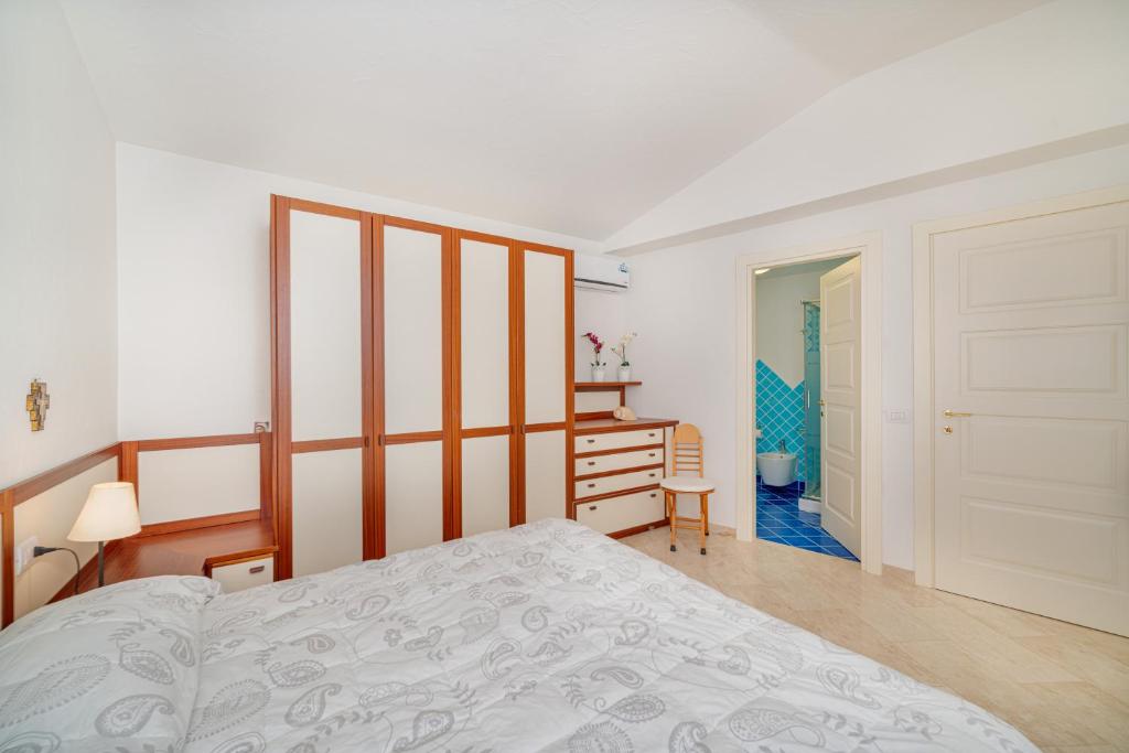 une chambre avec un lit et une commode dans l'établissement Villa Adele, con piscina a 700 mt dal mare, à Monte Petrosu 67 autres photos