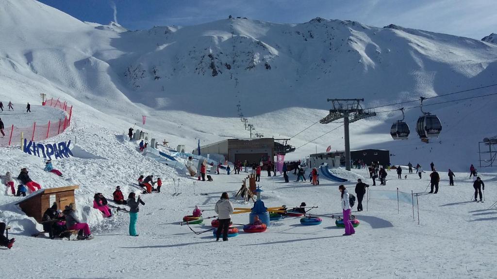 un groupe de personnes sur une piste de ski avec une remontée mécanique dans l'établissement Appartement Valfréjus 5 personnes au pied des pistes, à Valfréjus 9 autres photos