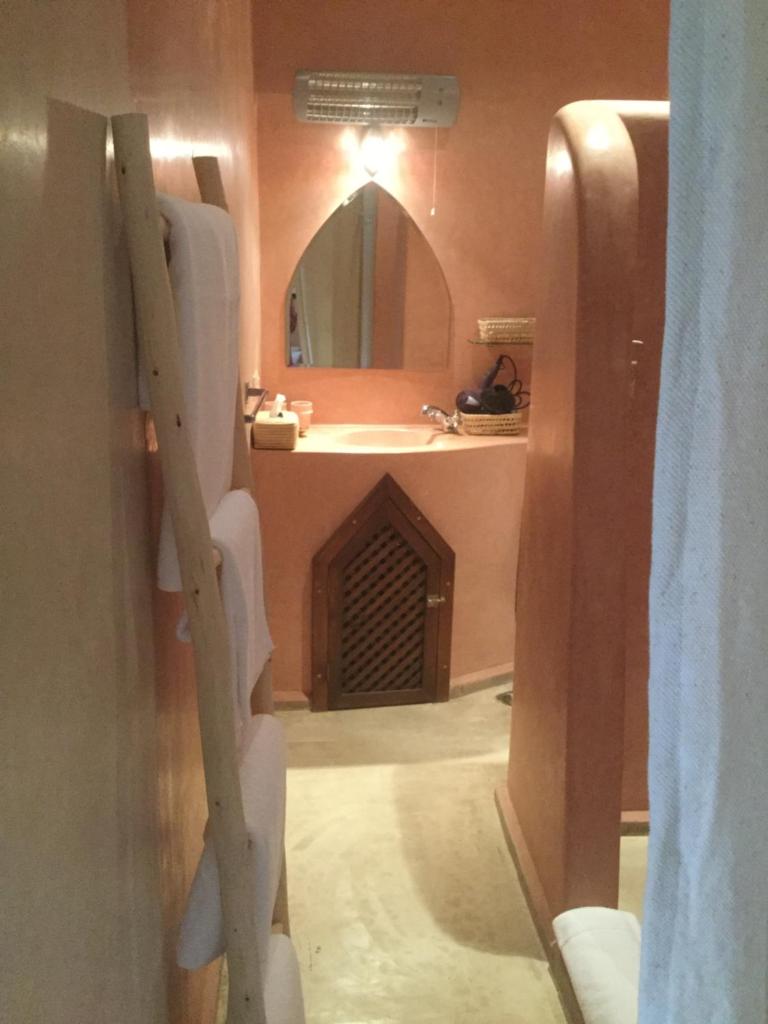 une salle de bain avec un lavabo et un miroir dans l'établissement riad mimoune, à Marrakech