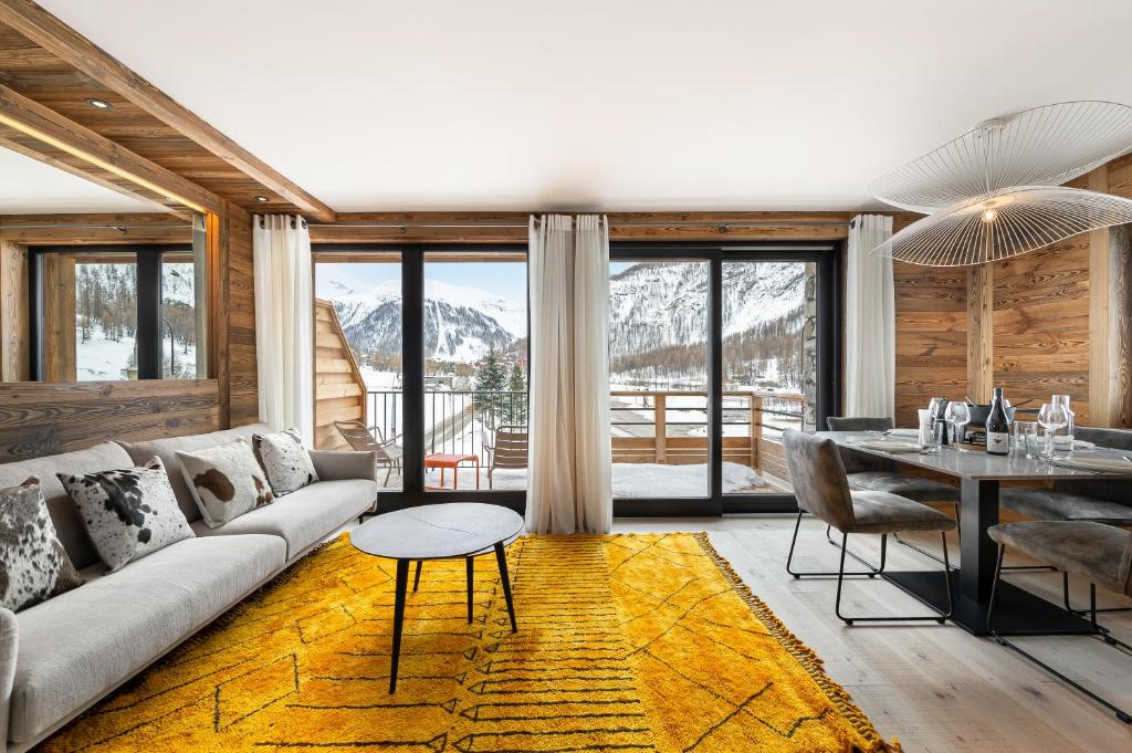 un salon avec un canapé et une table dans l'établissement Appartement Flocon - LES CHALETS COVAREL, à Val dʼIsère