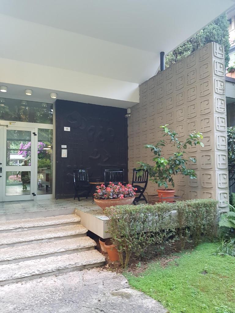 un patio avec des escaliers et des plantes ainsi qu'un bâtiment dans l'établissement Residence Villa Alba room nr 415, à Gardone Riviera 9 autres photos