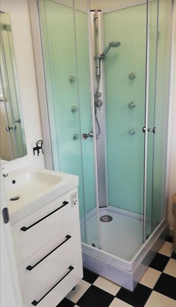 une salle de bain avec douche et lavabo dans l'établissement Residence Villa Alba room nr 415, à Gardone Riviera