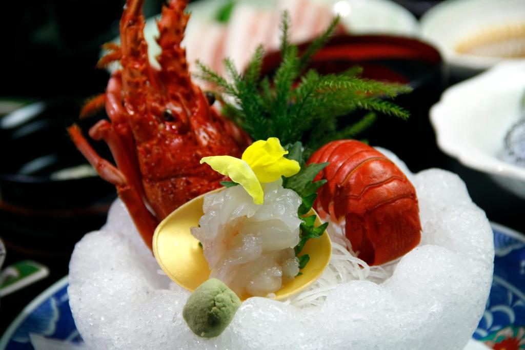 une assiette de nourriture avec du homard et d’autres denrées alimentaires dans l'établissement Kashikojima Park Hotel Michishio, à Shima