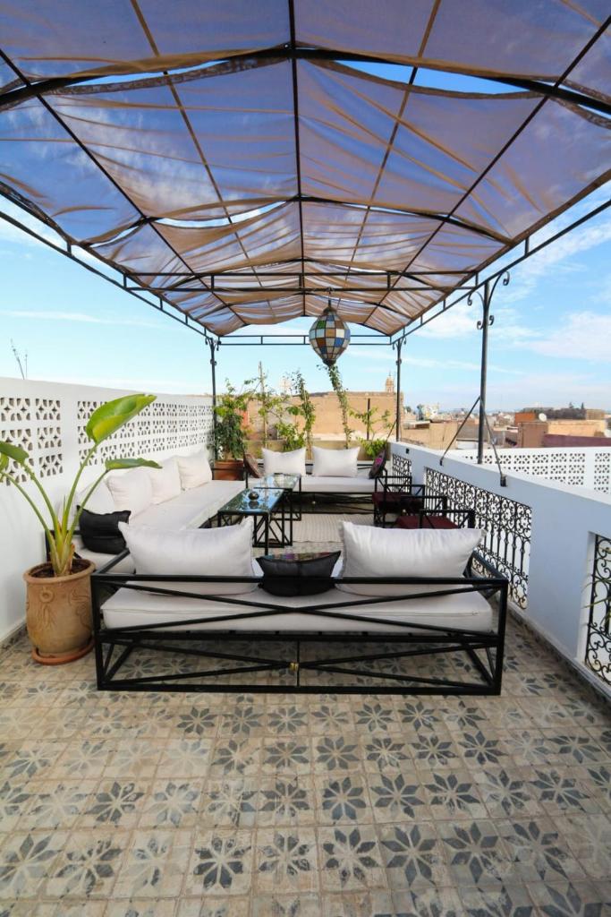 d'une terrasse avec un auvent sur un balcon. dans l'établissement La Voûte Étoilée, à Marrakech
