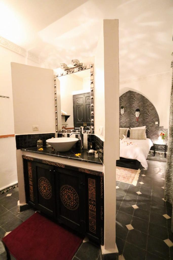 une salle de bain avec un lavabo et un miroir dans l'établissement La Voûte Étoilée, à Marrakech