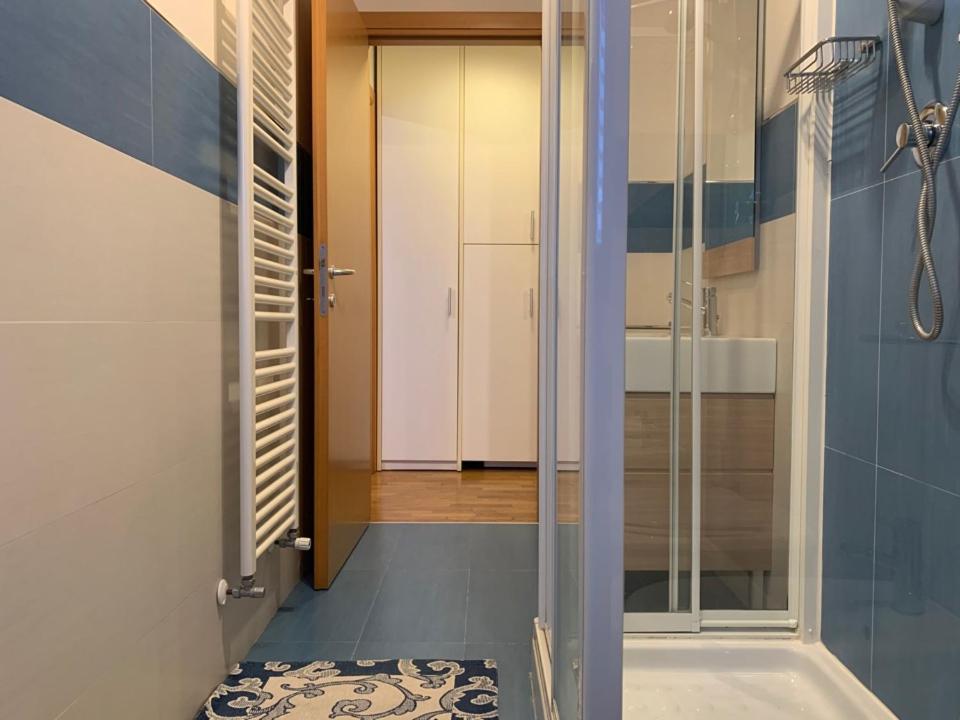 La salle de bains est pourvue d'une douche, d'une baignoire et d'un tapis. dans l'établissement Residence Speranza, à Lido di Jesolo