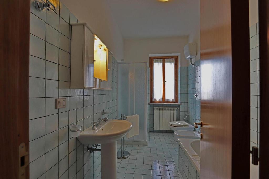 La salle de bains est pourvue de 2 lavabos et de 2 toilettes. dans l'établissement Casale Lucy, à Pergola 34 autres photos