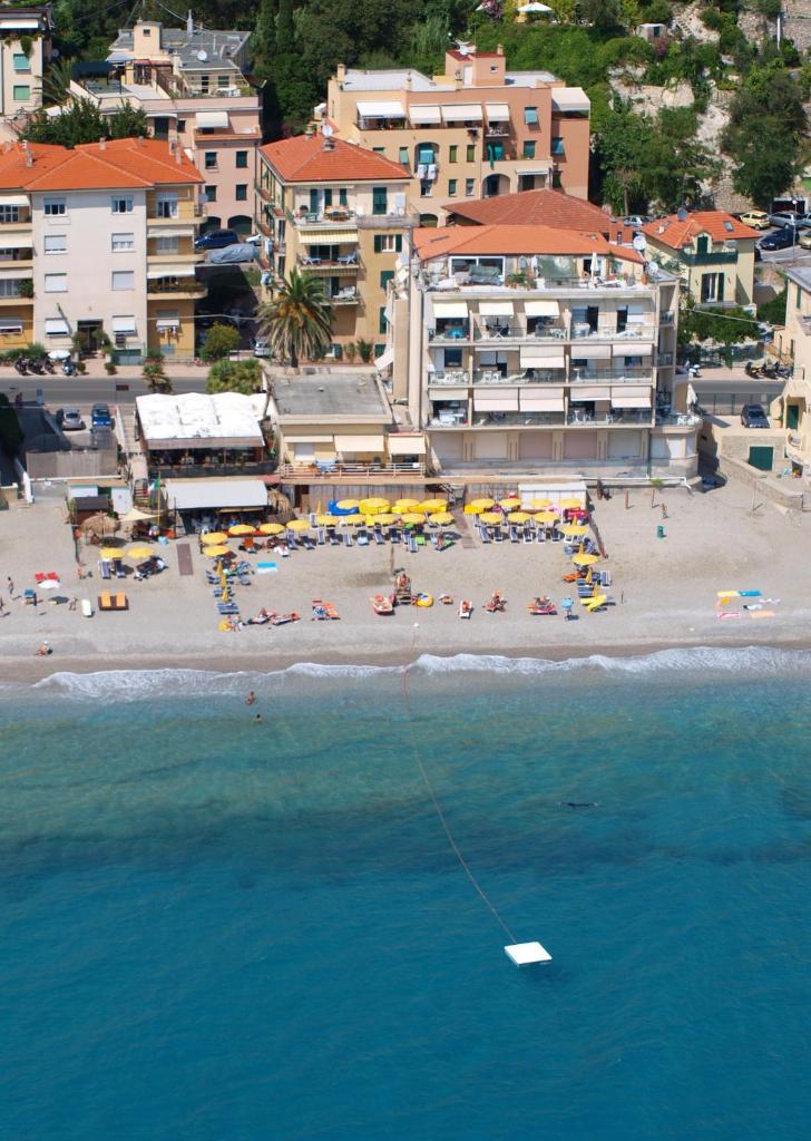 - une vue aérienne sur une plage avec des personnes et des parasols dans l'établissement Residence Le Dune Club, à Varigotti