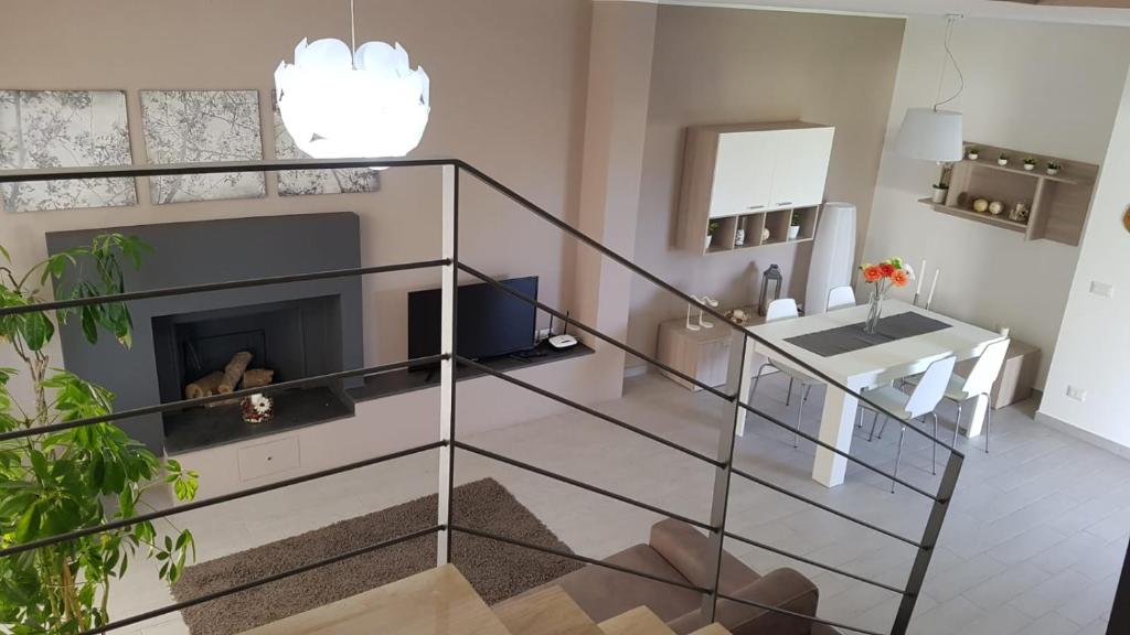 un salon avec un escalier avec une cheminée dans l'établissement Villa Zoe, à Comiso