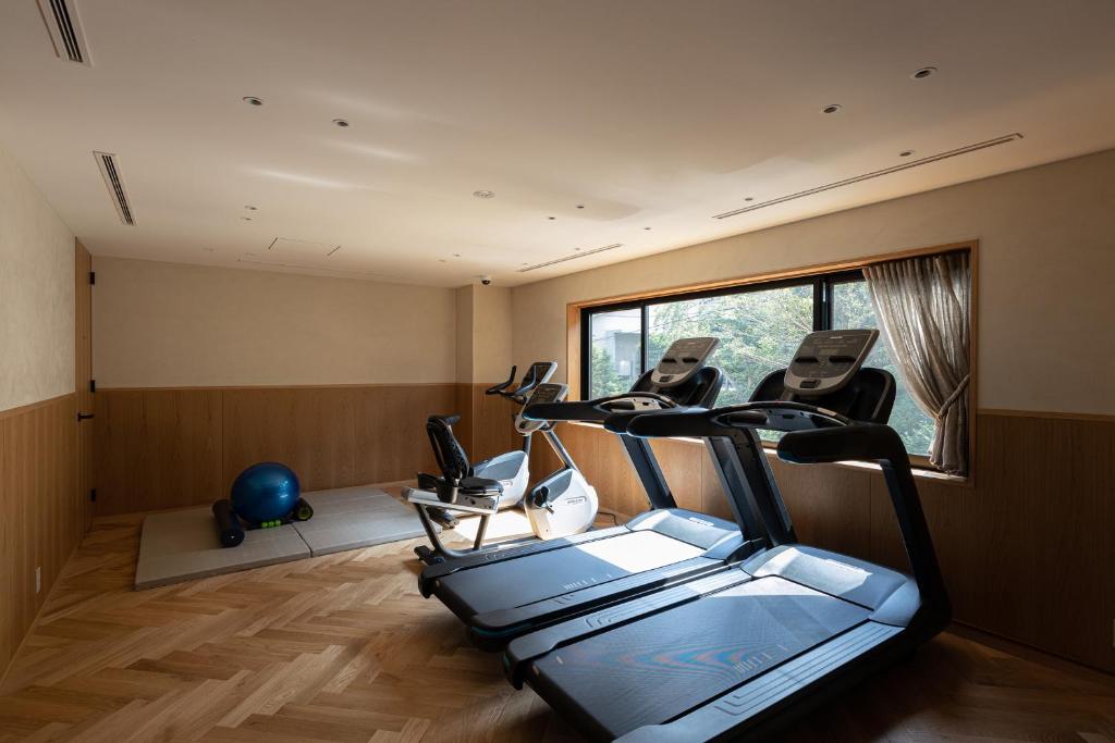 une salle de sport avec plusieurs vélos d'exercice dans une pièce dans l'établissement THE HIRAMATSU HOTELS & RESORTS SENGOKUHARA HAKONE, à Hakone