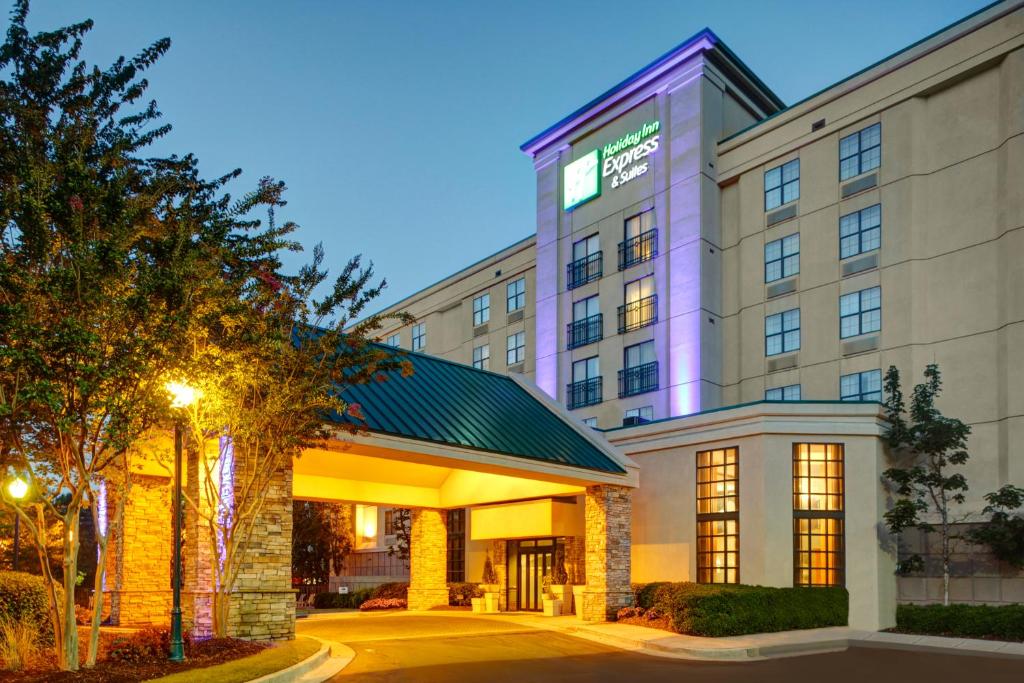Holiday Inn Express Hotel & Suites Atlanta Buckhead, an IHG Hotel Image