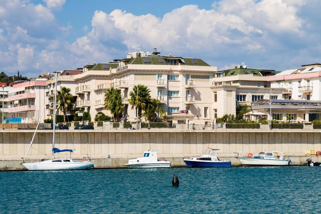 un groupe de bateaux dans l'eau devant un bâtiment dans l'établissement Best Western Plus Hotel Perla Del Porto, à Catanzaro Lido