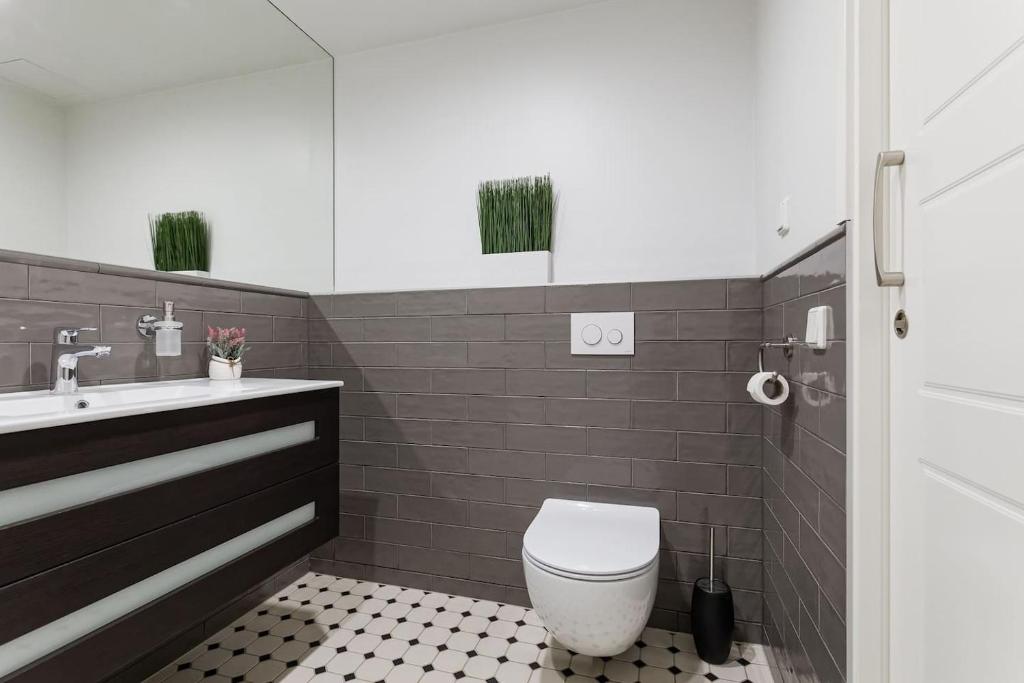 Central apartments, Quiet with Free Parking and AC. 2