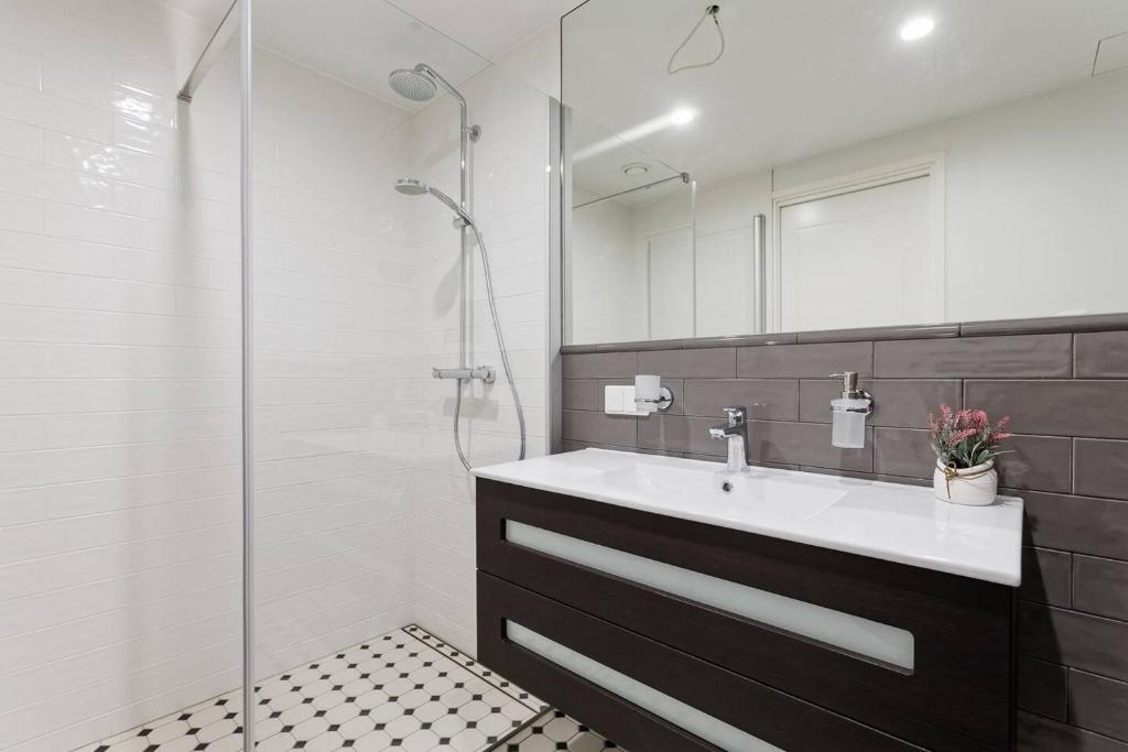 Central apartments, Quiet with Free Parking and AC. 5