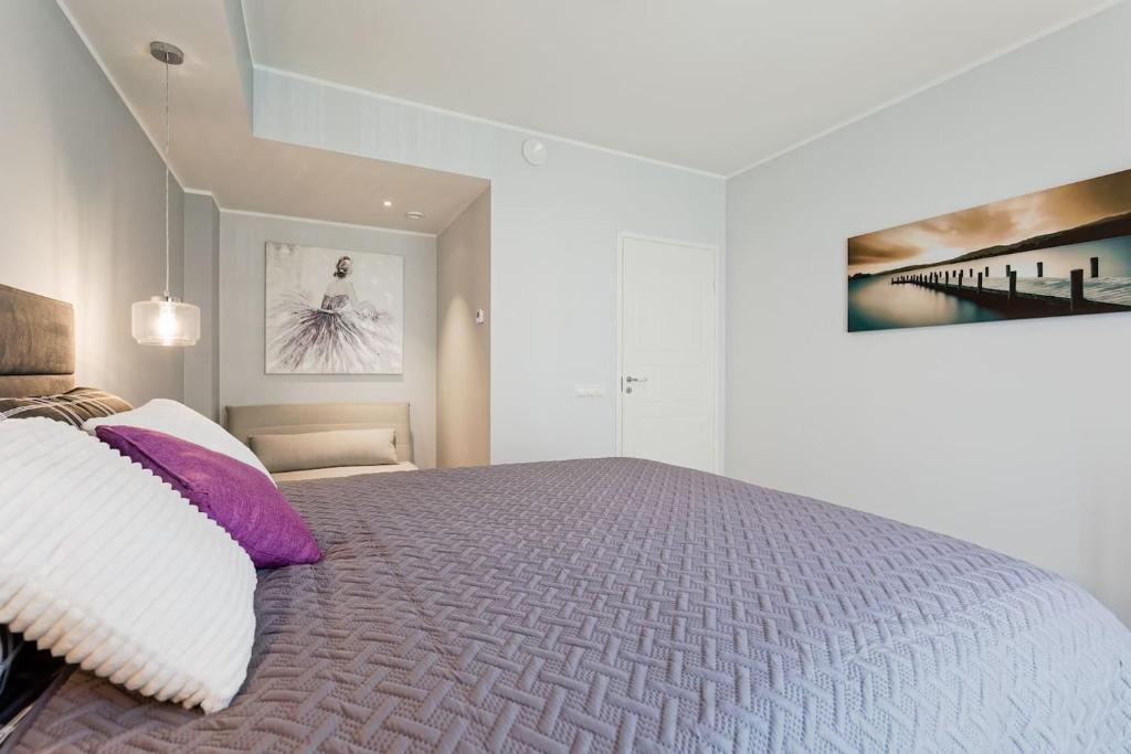Central apartments, Quiet with Free Parking and AC. 8