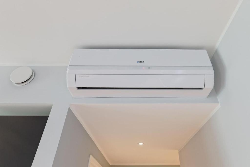 Central apartments, Quiet with Free Parking and AC. 8