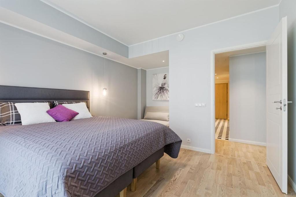 Central apartments, Quiet with Free Parking and AC. 3