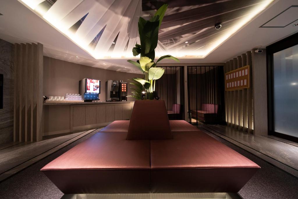 une pièce avec une plante assise sur une table dans l'établissement ホテル ポルト 男塾ホテルグループ, à Himeji