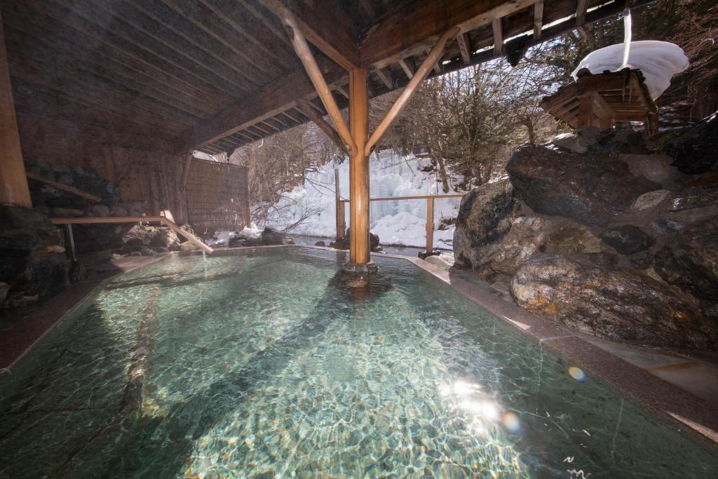 - une piscine dans un bâtiment enneigé dans l'établissement Honke Bankyu, à Nikkō 37 autres photos