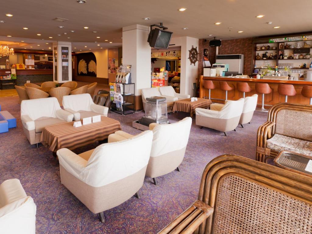 - une salle d'attente avec des tables et des chaises blanches dans l'établissement Wakayama Kada Onsen Kada Kaigetsu (ex. Azumaya Seaside Hotel), à Wakayama