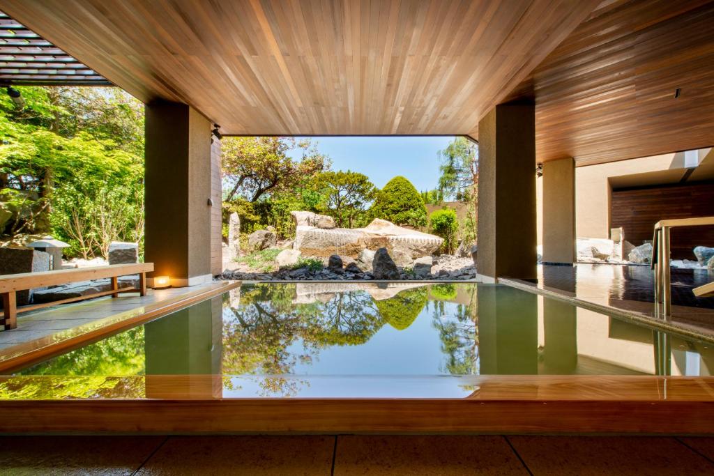 - une piscine dans une maison avec jardin dans l'établissement Toyako Manseikaku Hotel Lakeside Terrace, à Lac Tōya