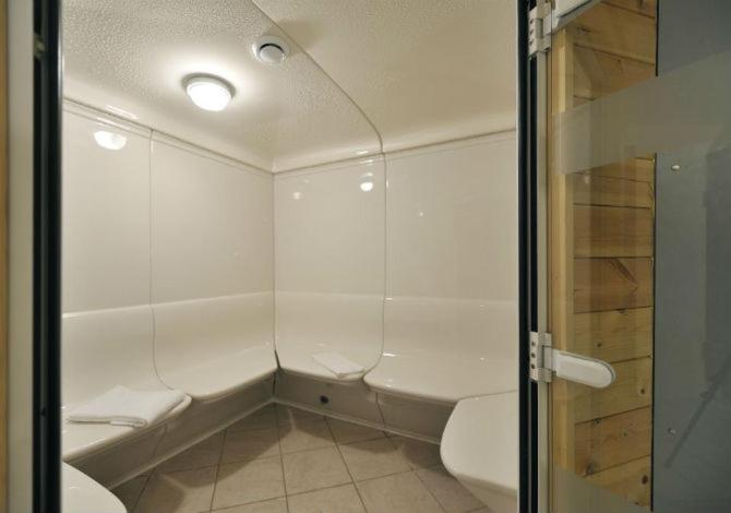 une salle de bain blanche avec douche et toilettes dans l'établissement Les Hauts Valmeinier, à Valmeinier