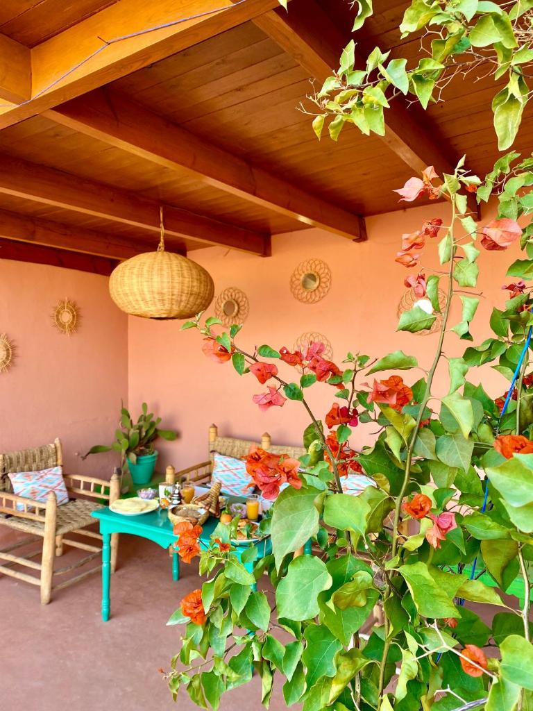 une terrasse avec une table et une plante dans l'établissement Riad Dar Balthazar, à Marrakech