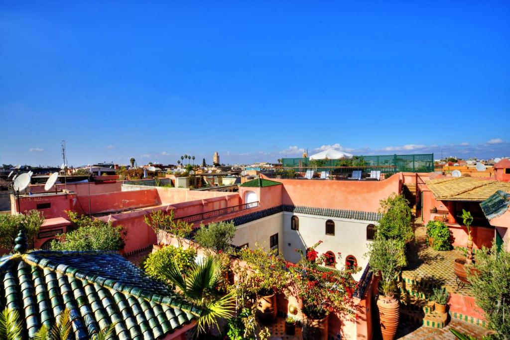 une vue aérienne sur une ville avec des bâtiments et des arbres dans l'établissement Riad Aventurine, à Marrakech