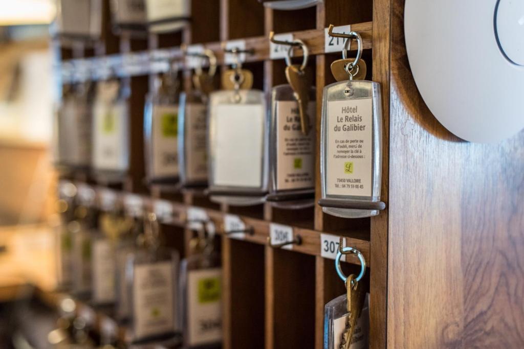 une étagère avec des rétiazépamiazépineiazépinesiazépines dans l'établissement Le Relais du Galibier, à Valloire