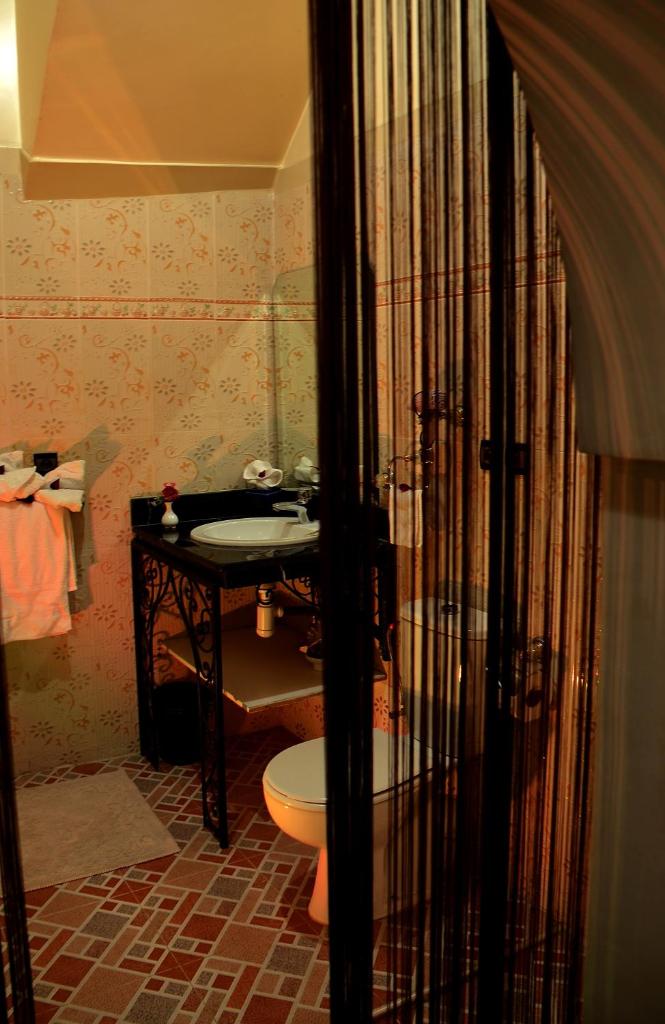 une salle de bain avec toilettes et lavabo dans l'établissement Dar LEULEU, à Marrakech 37 autres photos