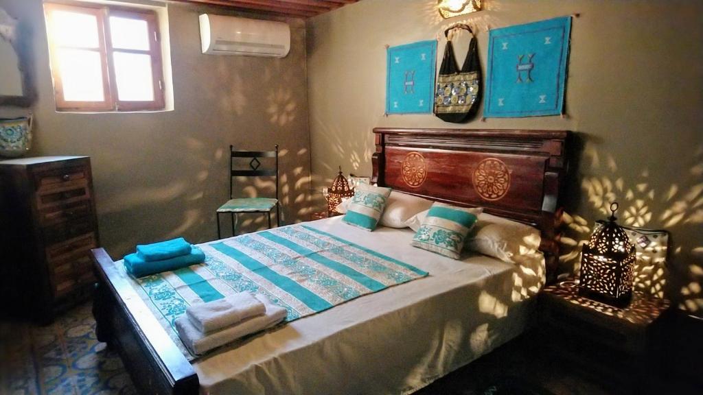 une chambre avec un lit avec des serviettes dessus dans l'établissement R´Mila Medina Fez, à Fès 27 autres photos