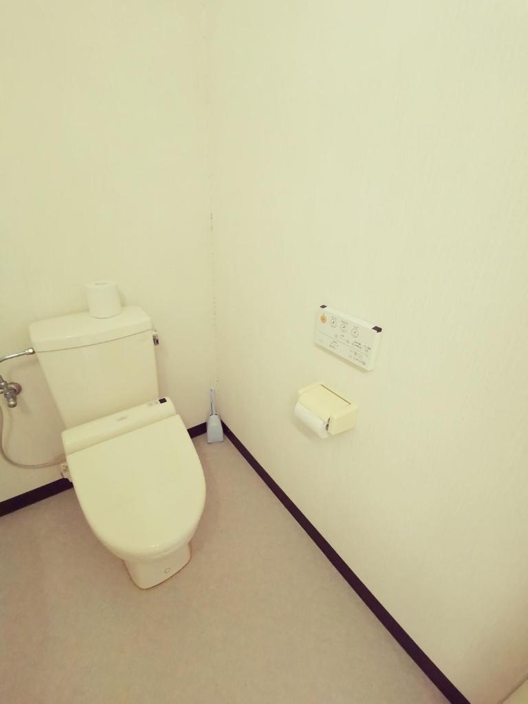 une salle de bain avec des toilettes blanches dans une chambre dans l'établissement たから温泉民宿 Gem Onsen Stay, à Sakaimura