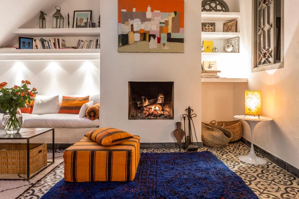 un salon avec une cheminée et un canapé dans l'établissement Riad Dar-tus, à Tanger