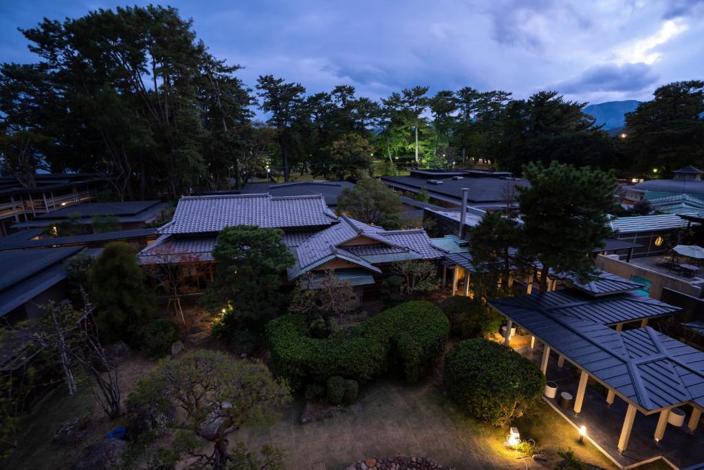 - une vue de tête sur un bâtiment avec un jardin dans l'établissement AMANE resort GAHAMA, à Beppu