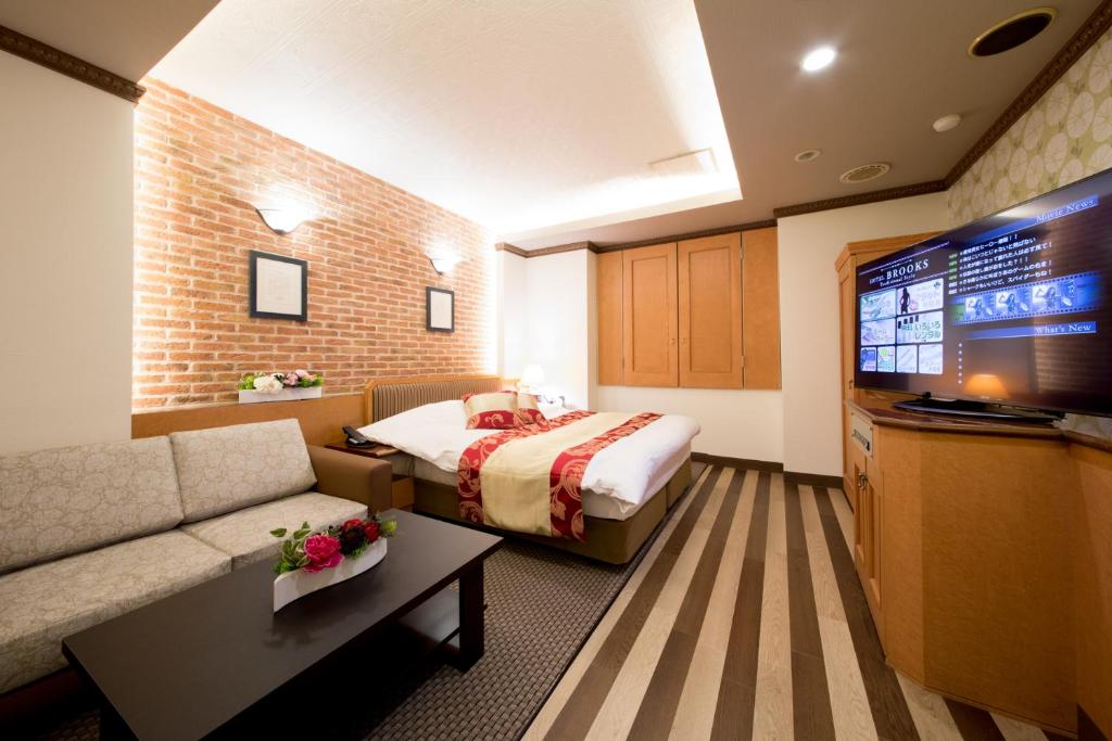 une chambre d'hôtel avec un lit et une télévision à écran plat dans l'établissement Hotel Brooks (Adult Only ), à Kasukabe