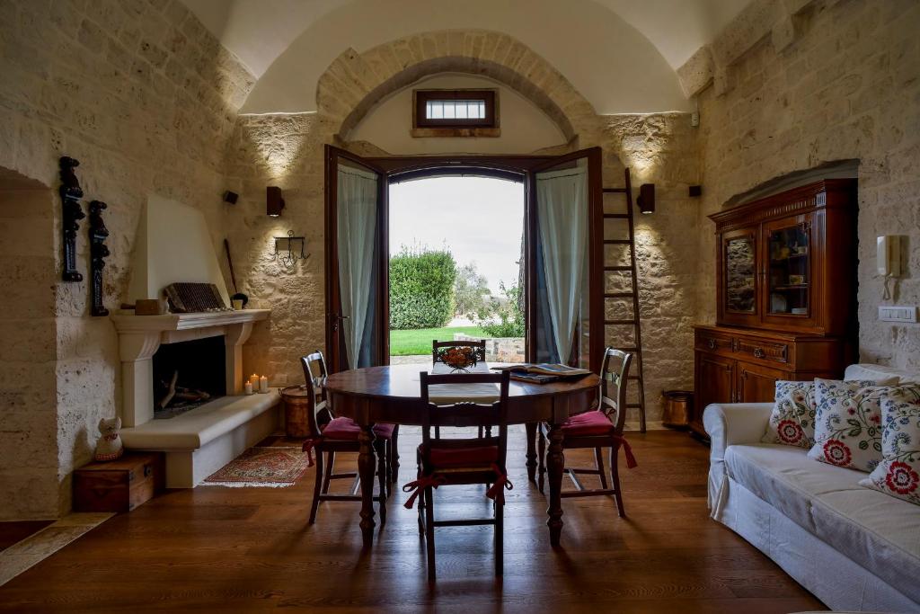 un salon avec une table et un canapé dans l'établissement Casale Lillina, à Castellana Grotte