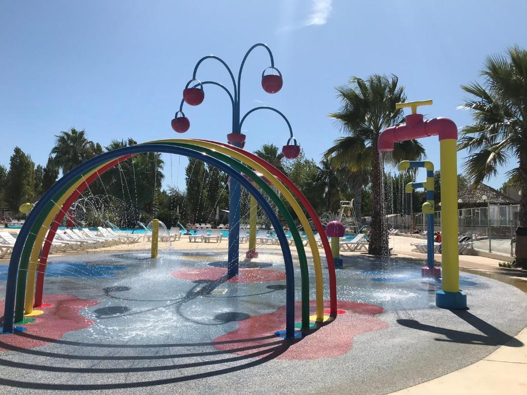 - un parc aquatique avec une montagne colorée dans l'établissement Camping La Carabasse **** Vias, à Vias