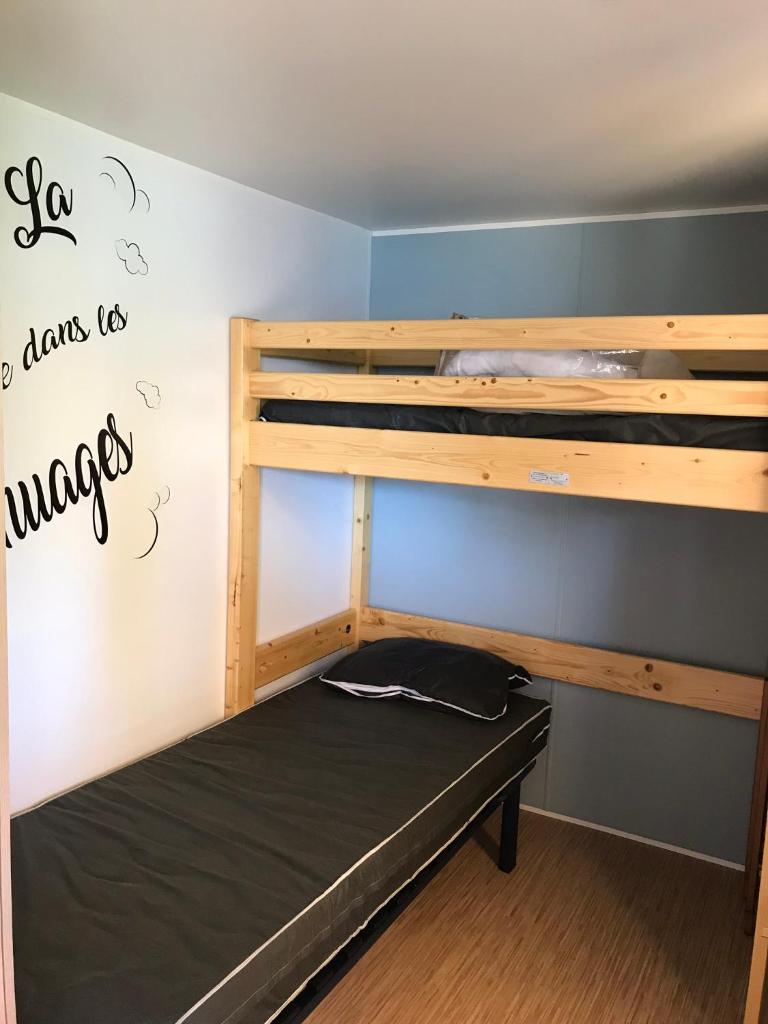 une chambre avec deux lits superposés dans une pièce dans l'établissement Camping La Carabasse **** Vias, à Vias