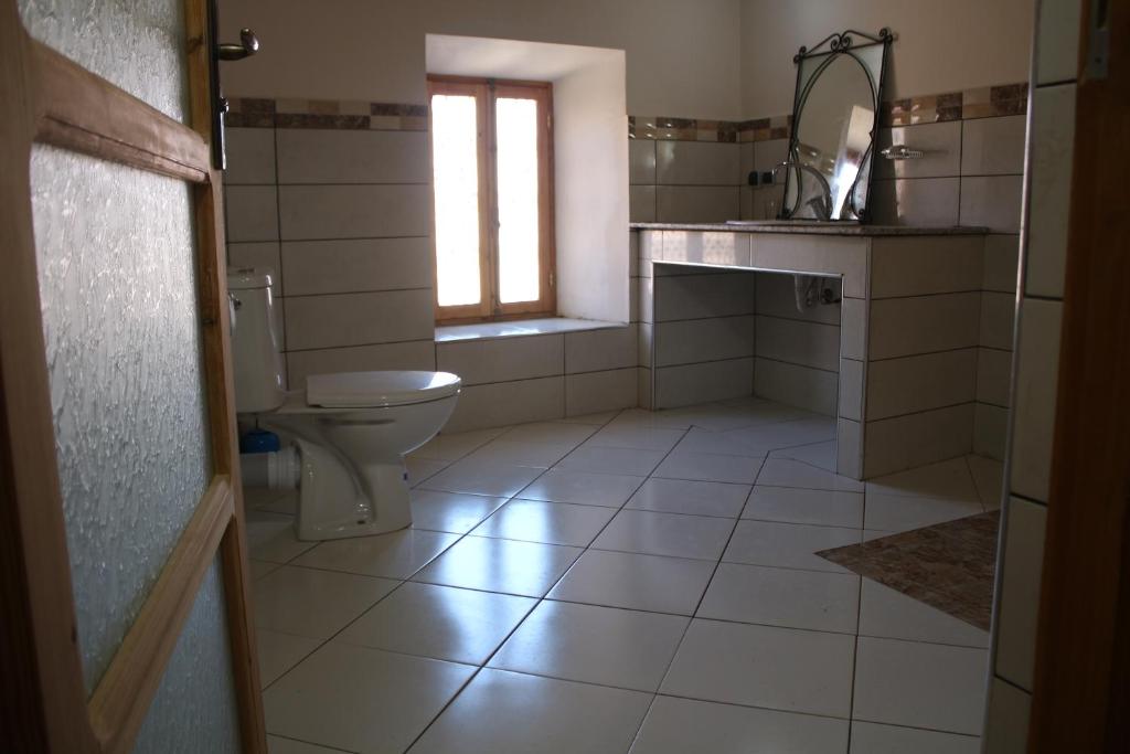 une salle de bain avec toilettes, lavabo et fenêtre dans l'établissement Riad Amodou, à Tinghir